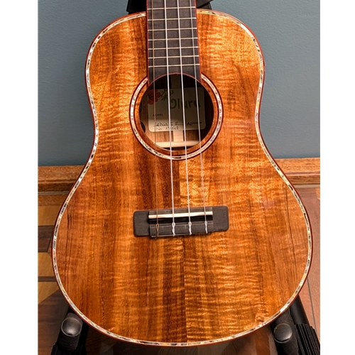 Used Uluru Lehua III E Tenor Ukulele